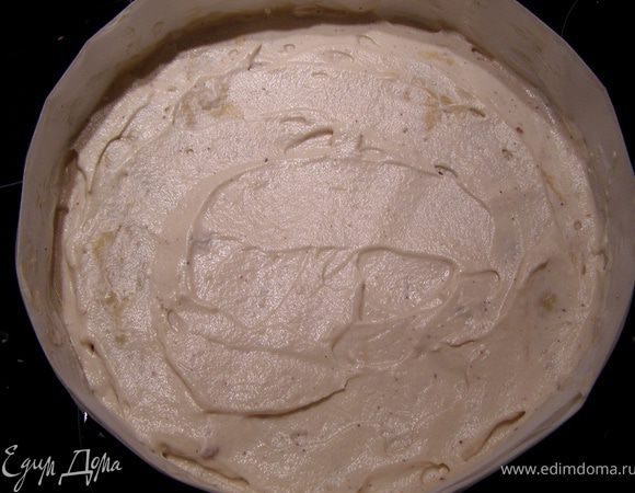 Мы использовали один лист теста. Промазываем 1/3 крема (без чернослива).
 Начинаем выкладывать второй испечённый лист, поделенный на две части. Процедура та же - немного крема, затем вторая половина чернослива, выкладываем 1/3 крема - и накрываем последним коржом. Последний корж нужно выложить нижней стороной, той, что соприкасалась с листом при выпечке - она ровная. 
Смазываем поверхность оставленным кремом.