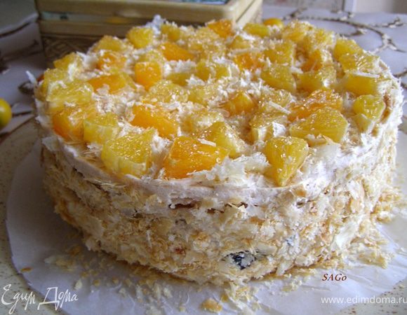  Посыпаем верх и бока торта крошкой от коржей (у нас были 8 испечённых уголков). Выкладываем дольки апельсинов в сахаре. Ставим торт в холодильник, лучше на ночь, чтобы пропитался как следует.
