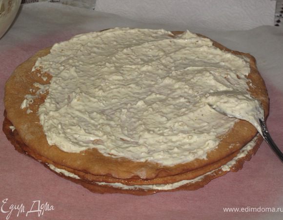 крем 1-масло нарезать на кусочки добавить сгущёнку и взбить миксером.отложить 4 ст.ложки крема в др.чашку(для верхнего коржа)В остальной добавить орехи и перемешать.
крем2- конфитюр или джем соединить со сметаной.
Собираем торт чередуя крем.Сверху мажем 1-м кремом без орехов.бока можно ореховым.(промазать щели между коржами).Ставим в холодильник на 1-2 часа.И готовим мастику и ёлочки.