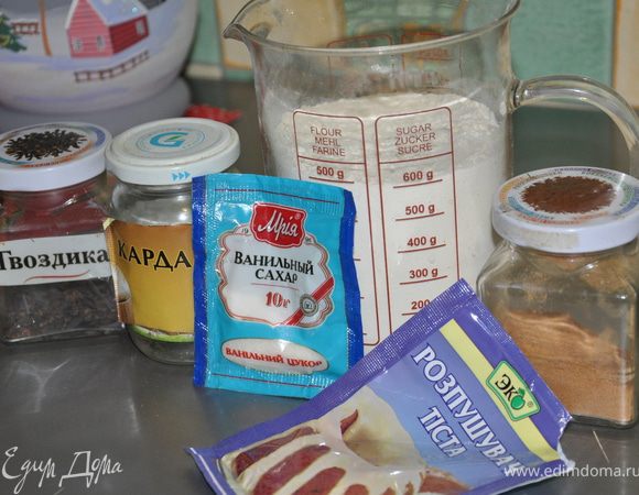 Муку смешать с разрыхлителем, корице, ванильным сахаром, гвоздикой и кардамоном.