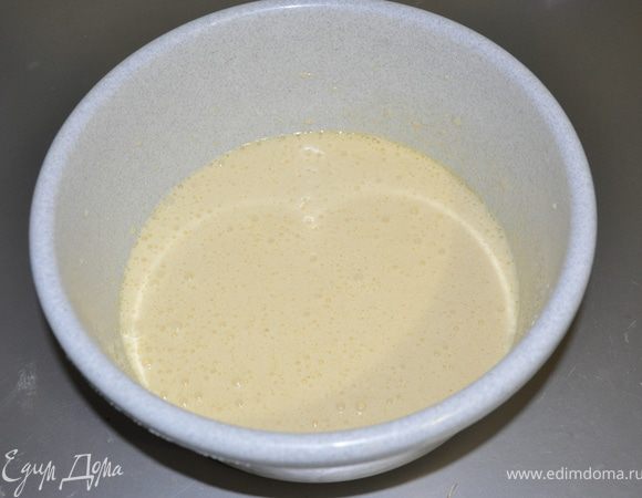 Яйца взбить с сахаром.