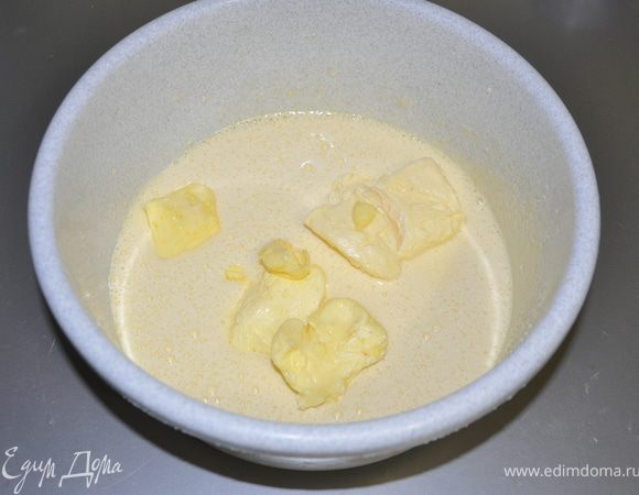 Добавить к яйцам мягкое сливочное масло, хорошо всё перемешав.