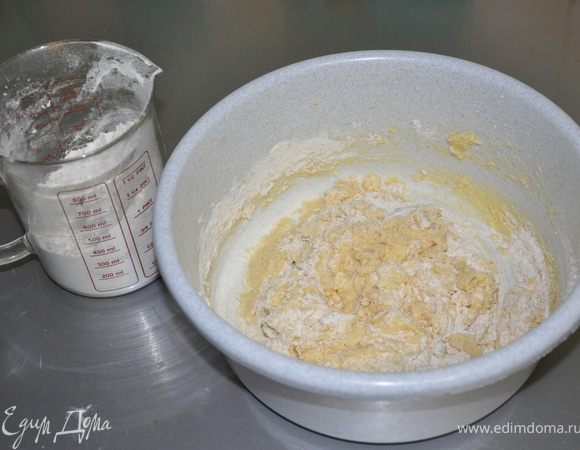 Постепенно вводить муку со специями в яичную массу.Тщательно вымешивая тесто.