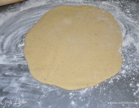 Раскатать тесто в пласт толщиной 5 мм. И вырезать фигурки.