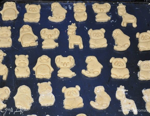 Выкладываем фигурки на противень смазанный жиром.  