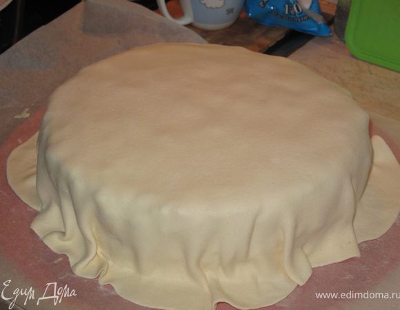 покрываем торт мастикой. делаем жгутик и оборачиваем вокруг.Хорошенько прижимаем мастику руками или скалкой.