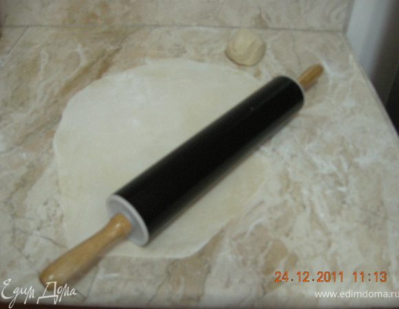 Из муки, соли, оливкового масла и воды замесить эластичное тесто, дать полежать 10-15 минут, затем разделить на 4 части и каждую раскатать тонко-тонко. Форма не имеет значения! 
