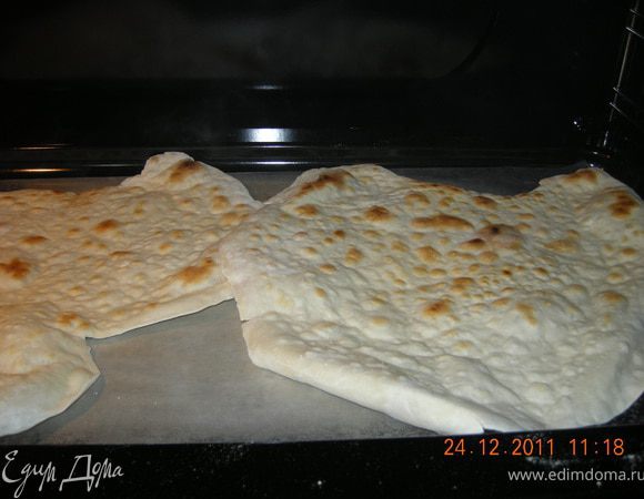 Каждый раскатаный пласт теста выпекать на протвине на 180 градусах в духовке . Сначала зарумянится низ, переврнуть и дать зарумянится второй стороне.   