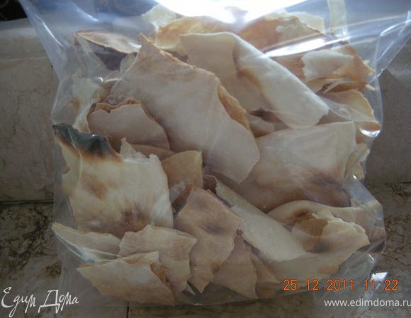 Зарумяненые Млинцы вынуть и остудить. Они похожи на хрустящие хлебные коорчки. Теперь их можно убрать в пакет или контейнер и хранить в сухом месте. Я их поломала на квадратики и сложила в пакет.