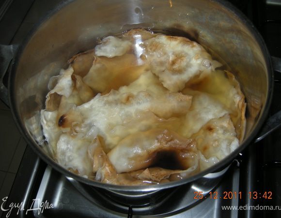 Пришло время готовить Индейку - в этом году я ее нафаршировала лимонами, розмарином, чесноком и яблоками, так что образовавшиеся соки были очень ароматными , с приятной кислинкой. Сок я слила в отдельную огнеупорную форму. Вынула из пакета готовые поломаные на квадратики Млинцы, бросила их в кастрюлю с закипяченой водой, подержала там их 10 минут . 
