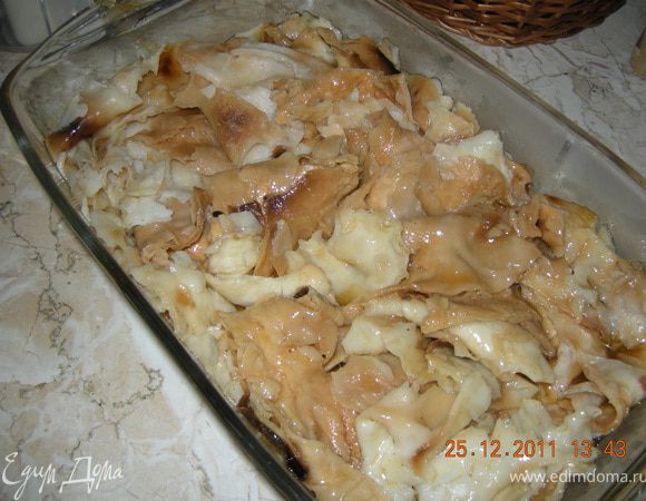  Далее Млинцй отбросила на дуршлак и поместила в форму с соком из-под Индейки. Форма ставится в духовку на минут 10 на функцию гриль.  Когда Млинцы впитают весь ароматный сок - время вынимать и наслаждатся с кусочком ароматного мяса!