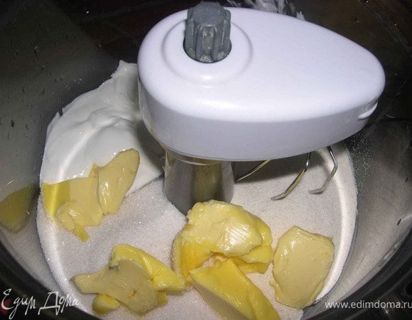 Сахар растираем с яйцами, добавляем масло, сметану, манку, щеп.соли, соду, гашен. уксусом, перемешиваем.