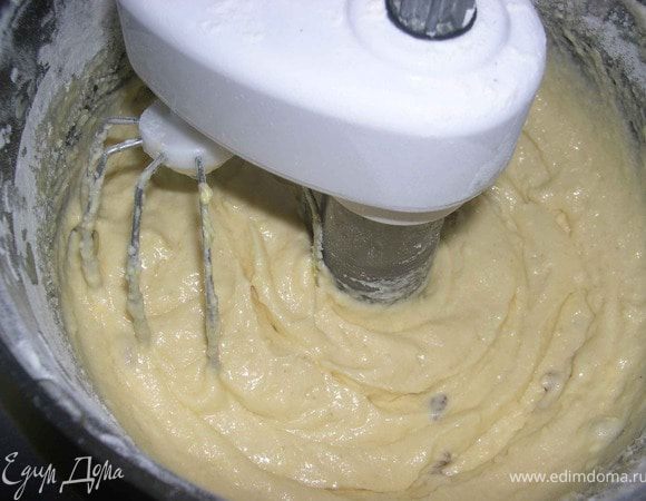 Добавляем изюм, мешаем. Далее вводим муку и опять перемешиваем.