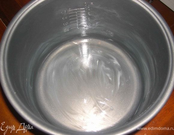 Чашу от мультиварки смазать сливочным маслом.