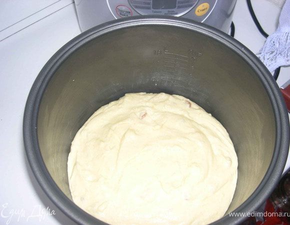 Выкладываем тесто. На режиме выпечка, выпекаем 60 минут.