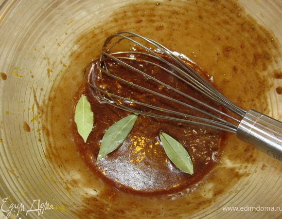 Хорошенько размешайте соус. Лучше это делать венчиком или вилкой.