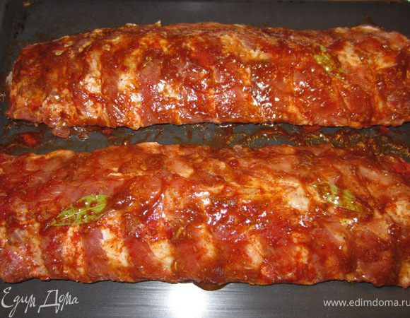 Обильно смажьте ребра соусом (или маринадом), втирая последний как следует в каждый сантиметр ребрышек.