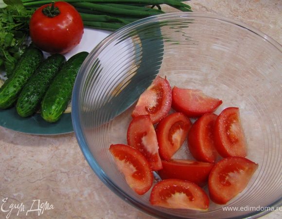 Все очень просто. Моем овощи и зелень.
Нарезаем помидоры так, как любите.
Укладываем нарезанные помидоры в один слой (один помидор) и солим их.