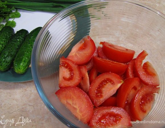 Укладываем оставшиеся помидоры и снова солим их.