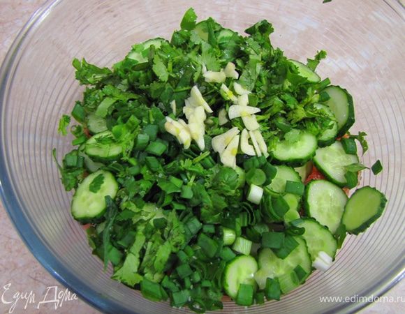 Нарезаем зеленый лук и зелень, выкладываем в емкость.
Чистим чеснок (чтобы легче чистился - надавите на него, чтобы кожица лопнула) и нарезаем мелко. Его тоже кладем в емкость.
А теперь - самое сложное  Оставляем, НЕ ПЕРЕМЕШИВАЯ, на 15 минут 