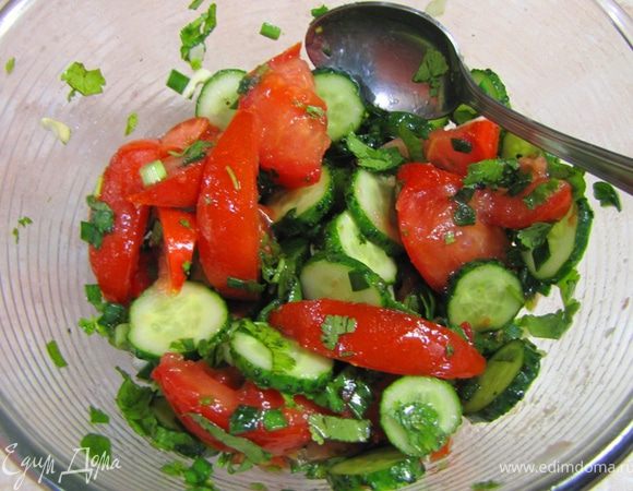 Еще раз говорю. НЕ ПЕРЕМЕШИВАЯ. Иначе вся соль вместе с соком съедет на дно посуды.
После 15 минут перемешайте овощи. Можете даже немного их помять. И ТОЛЬКО ПОТОМ поливаете маслом.
Поперчите.
Перемешайте еще раз.