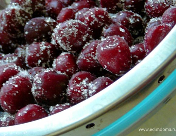 Вишню разморозить,выложив ее в дуршлаг,под дуршлаг поставить емкость.С размороженной вишни достать косточку,переложить вишню на дуршлаг опять,пересыпать ее сахаром.Поставить в холодильник.