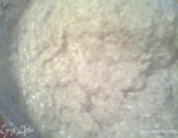 Утром разводим дрожжи в тёплой воде с солью,закваску и добавляем постепенно муку(я от себя добавила ржанушку в три захода,т.к.очень её люблю)По рецепту надо месить 20минут в комбайне,но у меня PHILIPS,комбинированный с блендером и чаша небольшая.Я побоялась,что тесто поплывёт из неё!Итак,вымешенное тесто выкладываем в смазанное растит.маслом большое блюдо,накрываем плёнкой с дырочками и ставим в тепло на 45минут.