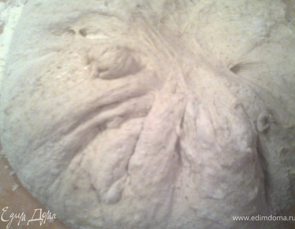 Через 45минут опрокидываем тесто и аккуратно с краёв тянем его к середине(хорошо получается тупой стороной большого ножа)