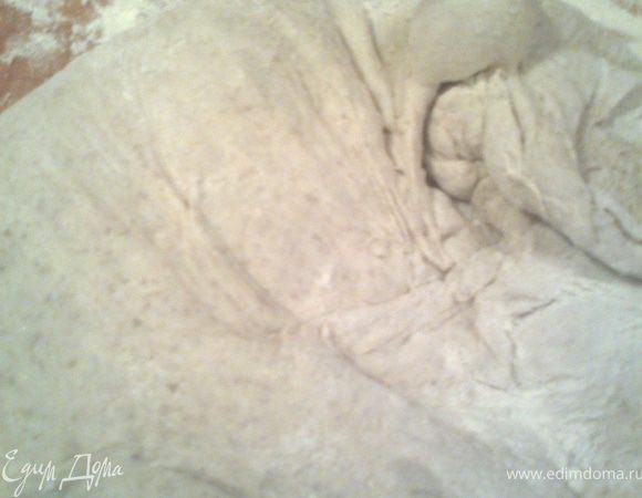 Опять опрокидываем и загибаем тесто от краёв к середине.Радуемся,что всё больше пузырей появляется в тесте и...снова отправляем его назад в блюдо(теперь уже на 1,5часа!