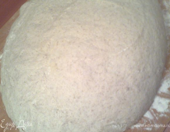 Через 1,5часа наконец вываливаем готовое тесто-тестище!(готовьте большую доску или на столе можно)