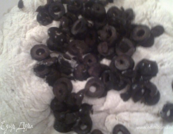 В остальное тесто я подмешала две пригоршни оливок уже порезанных.Можно и сразу,в начале замеса,если все их любят...В следующий раз буду пробовать с вялеными томатами.