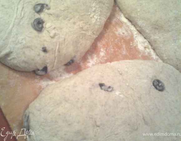 Разделанные чиабатки должны выстояться ещё час.Можно сразу разделать на пергаменте,а потом перетащить на противень.