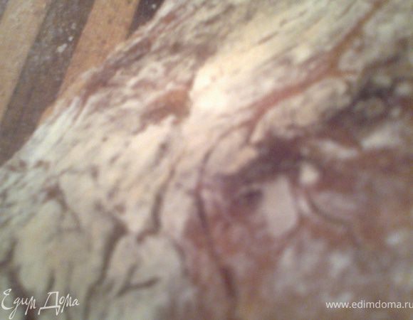 Я пекла на смазанном пергаменте по-очереди около 20 минут.Моя духовка печёт больше золотистый низ,чем верх,может,у Вас получится равномернее!