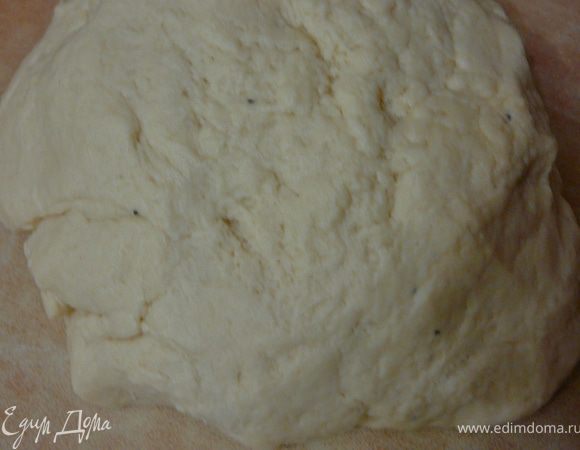 Порубить ножом тесто,затем переложить на рабочую поверхность и вымесить тесто руками.
