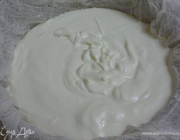 Сметану всю,откинь на дуршлаг и оставить на часа два,три стекать.Для этого марлю сложить в двое,трое,застелить ее дуршлаг,под дуршлаг поставить миску(что бы стекала сыворотка со сметаны),вылить в дуршлаг застеленный марлей сметану.