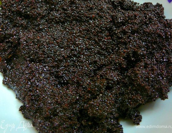 Мак залить кипятком,на пол часа,слить воду.Перемолоть мак или на кофемолке,или перекрутить в мясорубке два раза.Залить стаканом воды,добавить 1,2ст.сахара и проварить.Я мак варила в соке вишневом,который образовался от вишни.Проварила,до полного  испарения воды,мак у меня почти закарамелизировался,стал очень хрустящим.Я его даже не перекручивала,мне понравилось что он так хрустит.