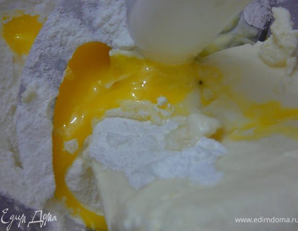Творожную массу,перемолоть в блендере с желтком и крахмалом.