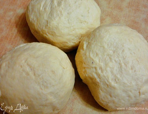 Тесто достать из холодильника.Разделить на три одинаковых порции.