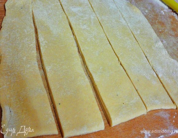 Берем один шар и раскатываем в квадрат,размерами 25*25см.Разрезаем на пять частей,каждая по 5 см.