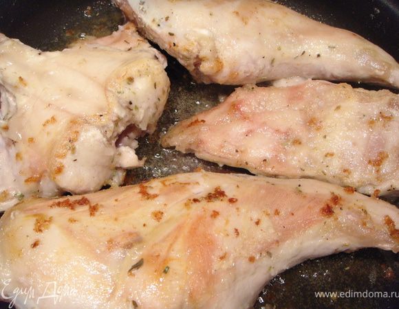 Кролика разделать на порционные кусочки. Муку смешать с сушеными розмарином и орегано. Куски кролика обвалять в муке с приправами и обжарить примерно по 7 минут с каждой стороны до образования золотистой корочки. 