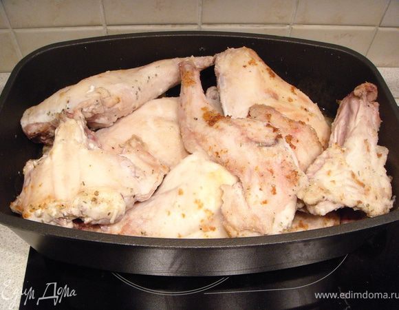 Сложить обжаренные кусочки в глубокую кастрюлю. Добавить 4-5 зубчиков чеснока, раздавленных ножом. Для остроты добавить обжаренный чили.