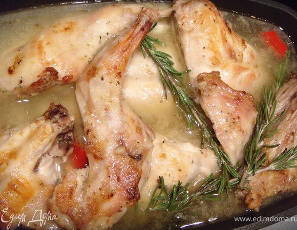 Залить белым вином. Добавить куриный бульон. Посолить. Сверху выложить веточки розмарина. Тушить в духовке без крышки при температуре 220 градусов около часа.
