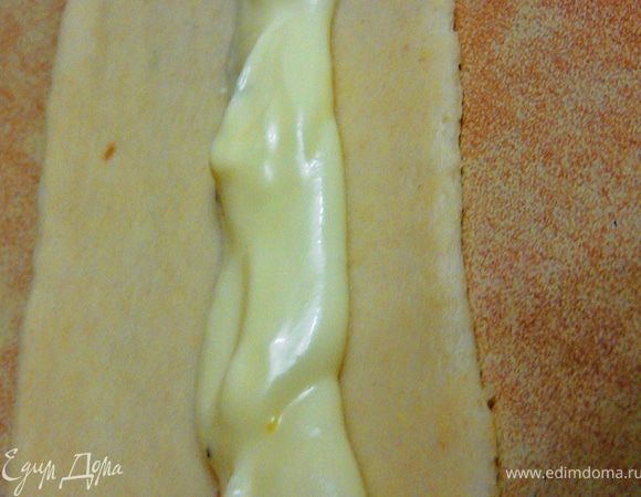 Берем одну ленточку теста,слегка раскатываем.Выкласть начинку ближе к одному из краев.Завернуть трубочку,края загнуть. 