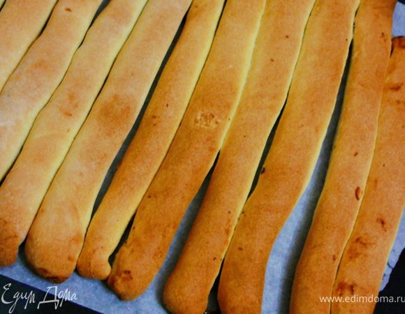 Переложить трубочки на противень швом вниз.Выпекать в заранее разогретой духовке до 180 градусов,около 25 минут.До румяного цвета.
