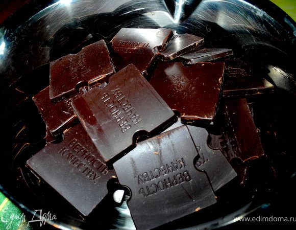 Масло нарезаем кубиками, шоколад у меня был порционный, если возьмете плиточный - наломайте кусочками. 