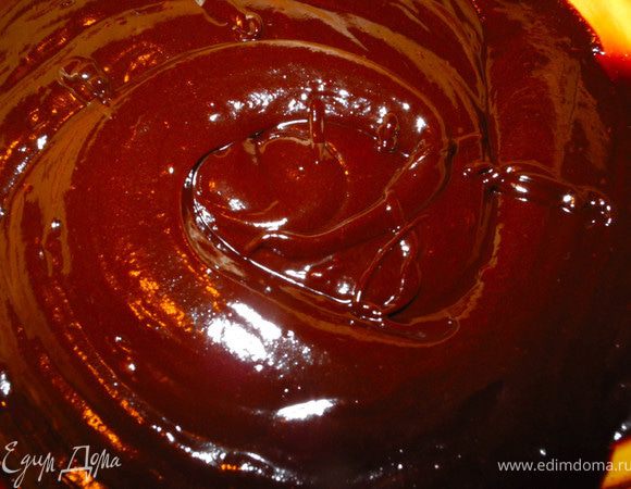 Теперь шоколад и масло сложим в отдельную емкость и растопим на водяной бане (можно в микроволновке). Отставляем в сторону, пусть "отдохнет" немного, пока мы будем заниматься взбиванием яиц.