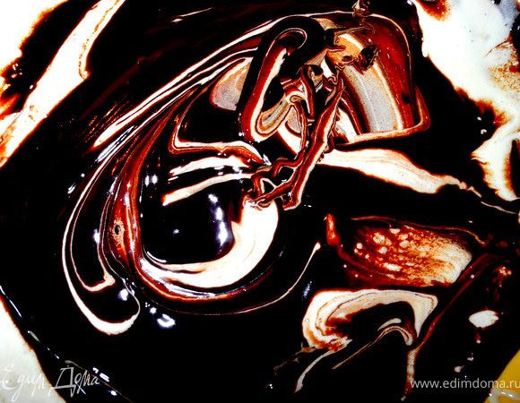 Яйца должны быть комнатной температуры. Отделяем белки от желтков.Белки я взбила со щепоткой соли  до плотных, устойчивых пиков.
Желтки взбивала с сахарной пудрой, добавляя её понемногу. Во взбитые желтки добавляем растопленный шоколад со сливочным маслом. Какое я испытала эстетическое удовольствие, когда увидела это!!!