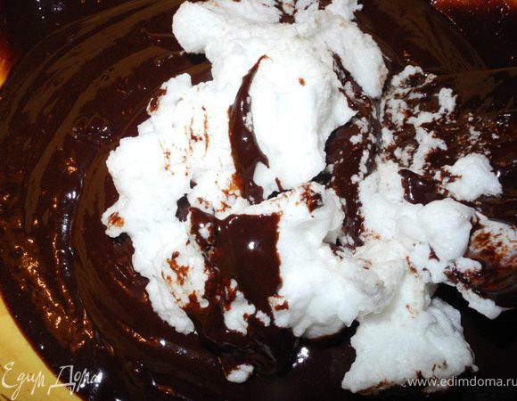 Тщательно и осторожно перемешиваем, а затем понемногу добавляем взбитые белки, вмешивая их аккуратно снизу вверх.
