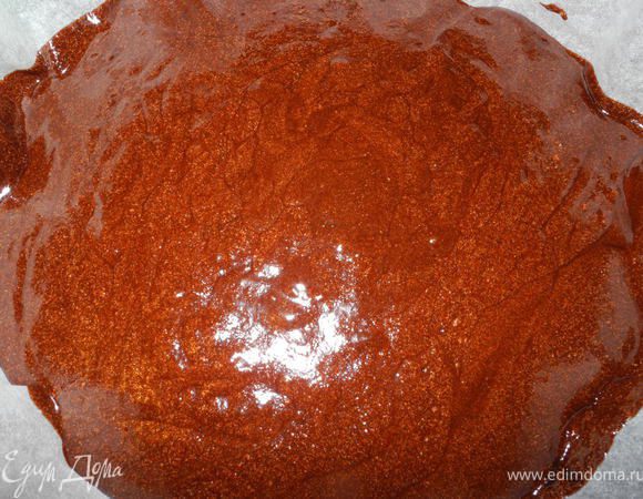 Форму для запекания застелем  бумагой для выпечки (форму бумагой застилать ОБЯЗАТЕЛЬНО). Получившуюся массу выкладываем в форму (у меня была круглая - 26 см). 