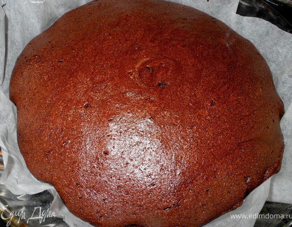 Выпекаем в духовке, разогретой до 150 градусов. Что касается времени выпекания мнения мои и автора разошлись, она рекомендовала  выпекать 30 мин, я выпекала около часа.
Готовность проверяла зубочисткой, если сухая - торт готов. 
